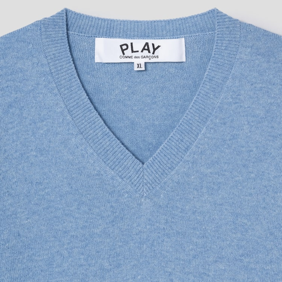 PLAY COMME des GARÇONS (Unisex) Pastel Sleeves Small Heart V-Neck Wool Knit – Light Blue