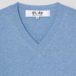 PLAY COMME des GARÇONS (Unisex) Pastel Sleeves Small Heart V-Neck Wool Knit – Light Blue