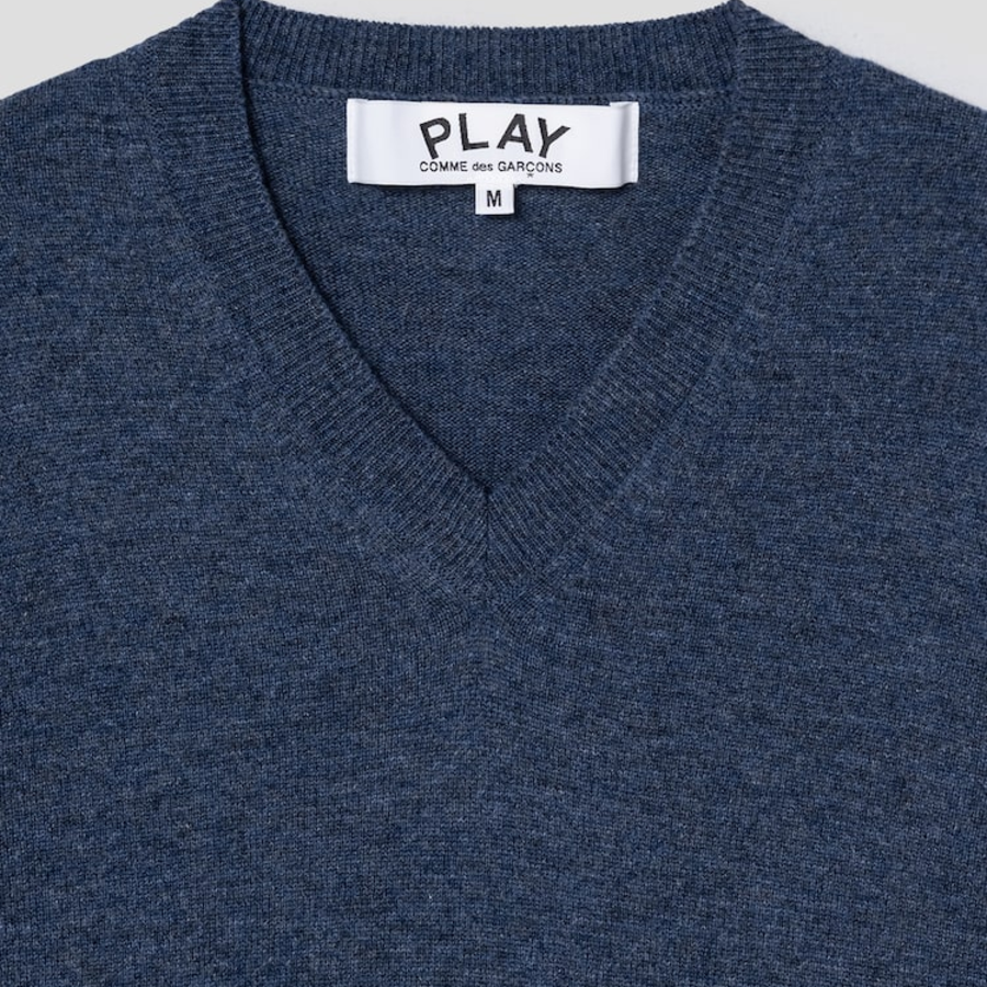 PLAY COMME des GARÇONS (Unisex) Pastel Sleeves Small Heart V-Neck Wool Knit – Navy