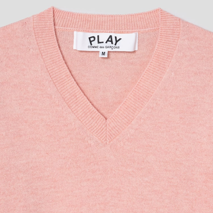 PLAY COMME des GARÇONS (Unisex) Pastel Sleeves Small Heart V-Neck Wool Knit – Light Pink