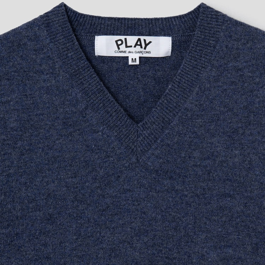 PLAY COMME DES GARÇONS (Women) Pastel Small Red Heart Wappen Sweater – Navy