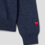 PLAY COMME DES GARÇONS (Women) Pastel Small Red Heart Wappen Sweater – Navy