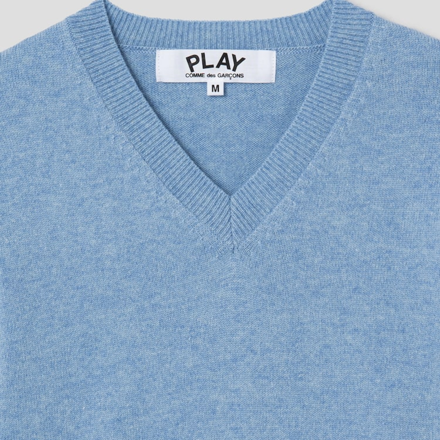PLAY COMME DES GARÇONS (Women) Pastel Small Red Heart Wappen Sweater – Sky Blue