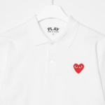 PLAY COMME des GARÇONS (Unisex) Red Heart Wappen Polo Shirt – White