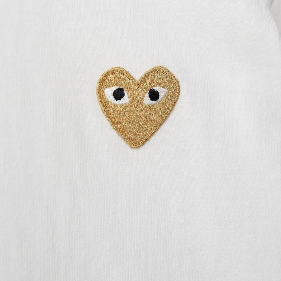 PLAY COMME des GARÇONS (Unisex) Gold Heart Wappen T-Shirt – White