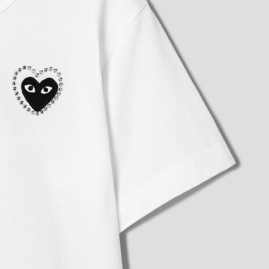 PLAY COMME des GARÇONS (Unisex) Black Heart Wappen Metalstone T-Shirt – White