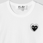 PLAY COMME des GARÇONS (Unisex) Black Heart Wappen Metalstone T-Shirt – White