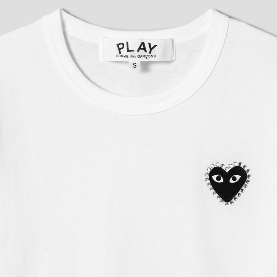 PLAY COMME des GARÇONS (Unisex) Black Heart Wappen Rhinestone T-Shirt – White