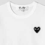 PLAY COMME des GARÇONS (Unisex) Black Heart Wappen Rhinestone T-Shirt – White