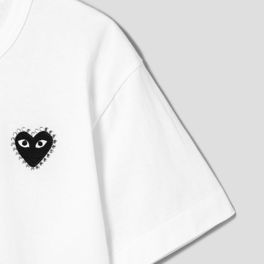 PLAY COMME des GARÇONS (Unisex) Black Heart Wappen Rhinestone T-Shirt – White