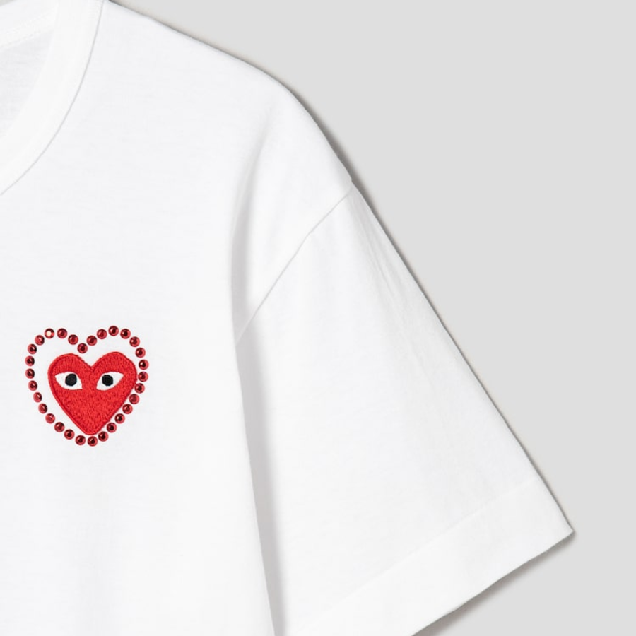 PLAY COMME des GARÇONS (Unisex) Red Heart Wappen Metalstone T-Shirt – White