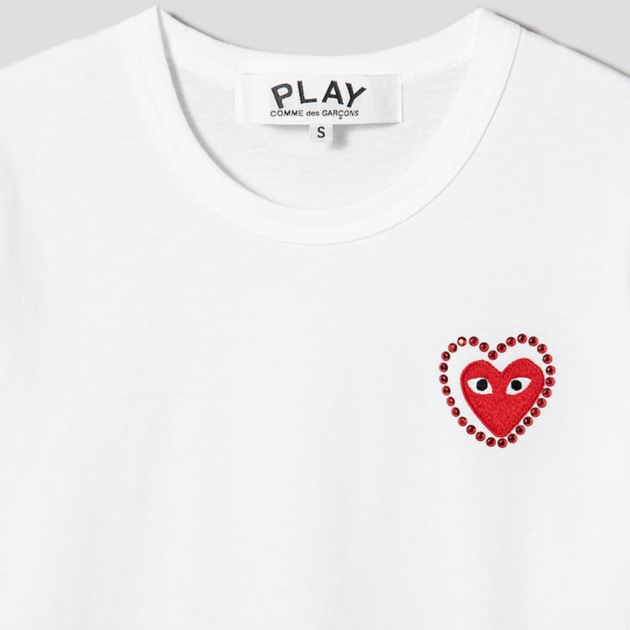 PLAY COMME des GARÇONS (Unisex) Red Heart Wappen Metalstone T-Shirt – White