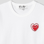 PLAY COMME des GARÇONS (Unisex) Red Heart Wappen Metalstone T-Shirt – White