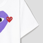 PLAY COMME des GARÇONS (Unisex) Red Wappen Pastel Purple Heart Printed T-Shirt – White