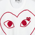PLAY COMME des GARÇONS (Unisex) Red Heart Wappen Red Lined Heart T-Shirt – White