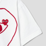 PLAY COMME des GARÇONS (Unisex) Red Heart Wappen Red Lined Heart T-Shirt – White
