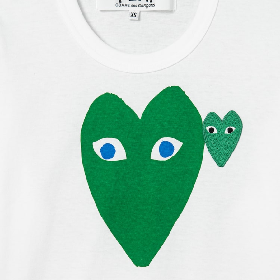 PLAY COMME DES GARÇONS (Unisex) Green Wappen Green Heart Print T-Shirt – White