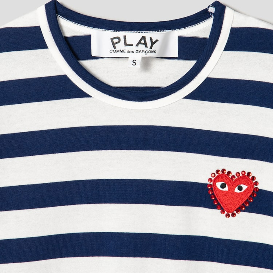 PLAY COMME des GARÇONS (Unisex) Red Heart Wappen Rhinestone Stripe Long Sleeve T-Shirt – Navy
