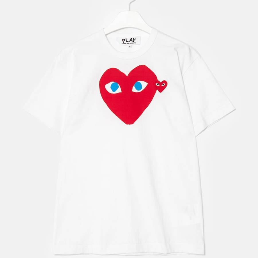 PLAY COMME des GARÇONS (Unisex) Red Heart Wappen T-Shirt With Blue Eyes Heart – White