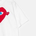 PLAY COMME des GARÇONS (Unisex) Red Heart Wappen T-Shirt With Blue Eyes Heart – White