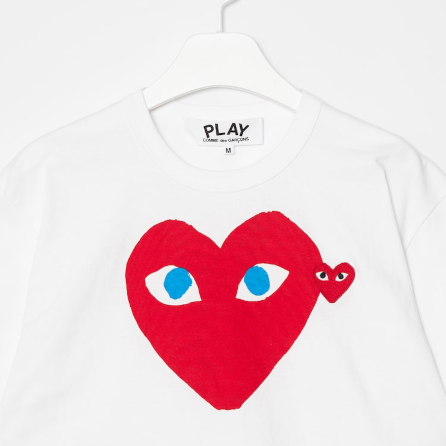 PLAY COMME des GARÇONS (Unisex) Red Heart Wappen T-Shirt With Blue Eyes Heart – White