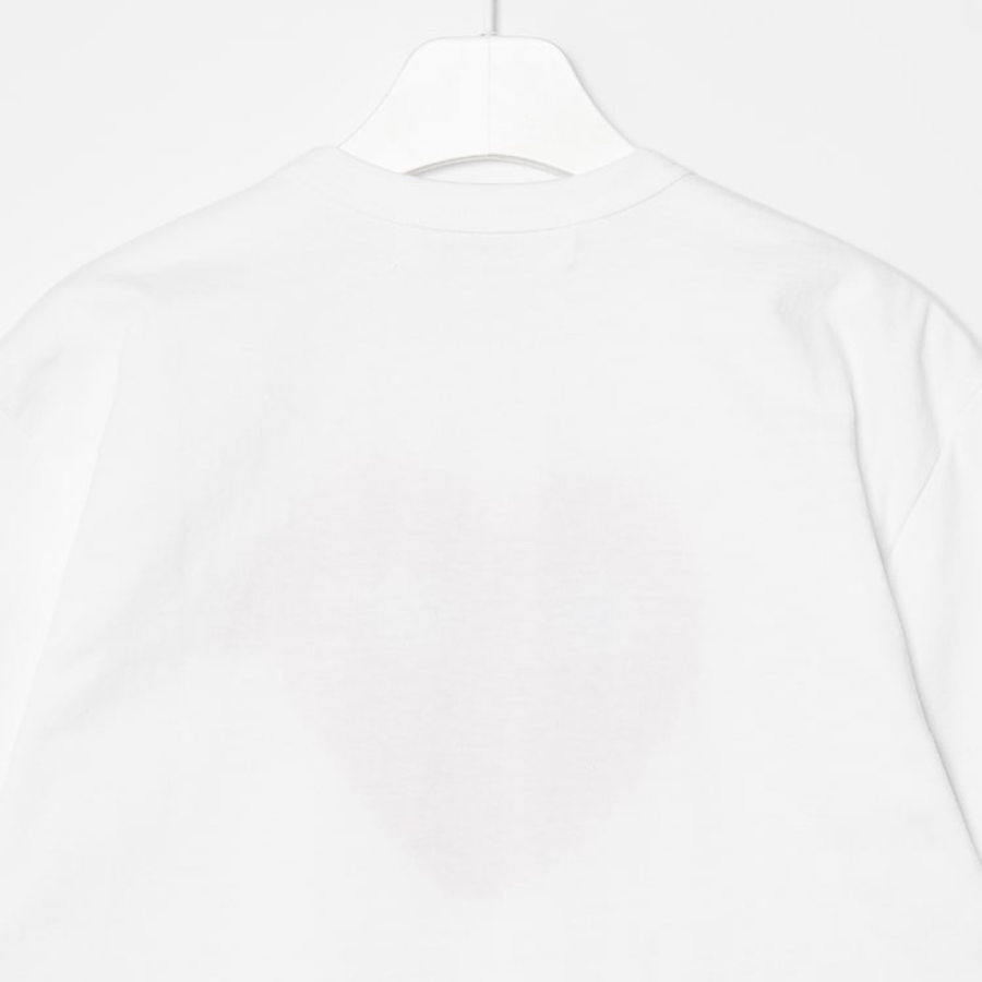 PLAY COMME des GARÇONS (Unisex) Red Heart Wappen T-Shirt With Blue Eyes Heart – White