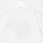 PLAY COMME des GARÇONS (Unisex) Red Heart Wappen T-Shirt With Blue Eyes Heart – White
