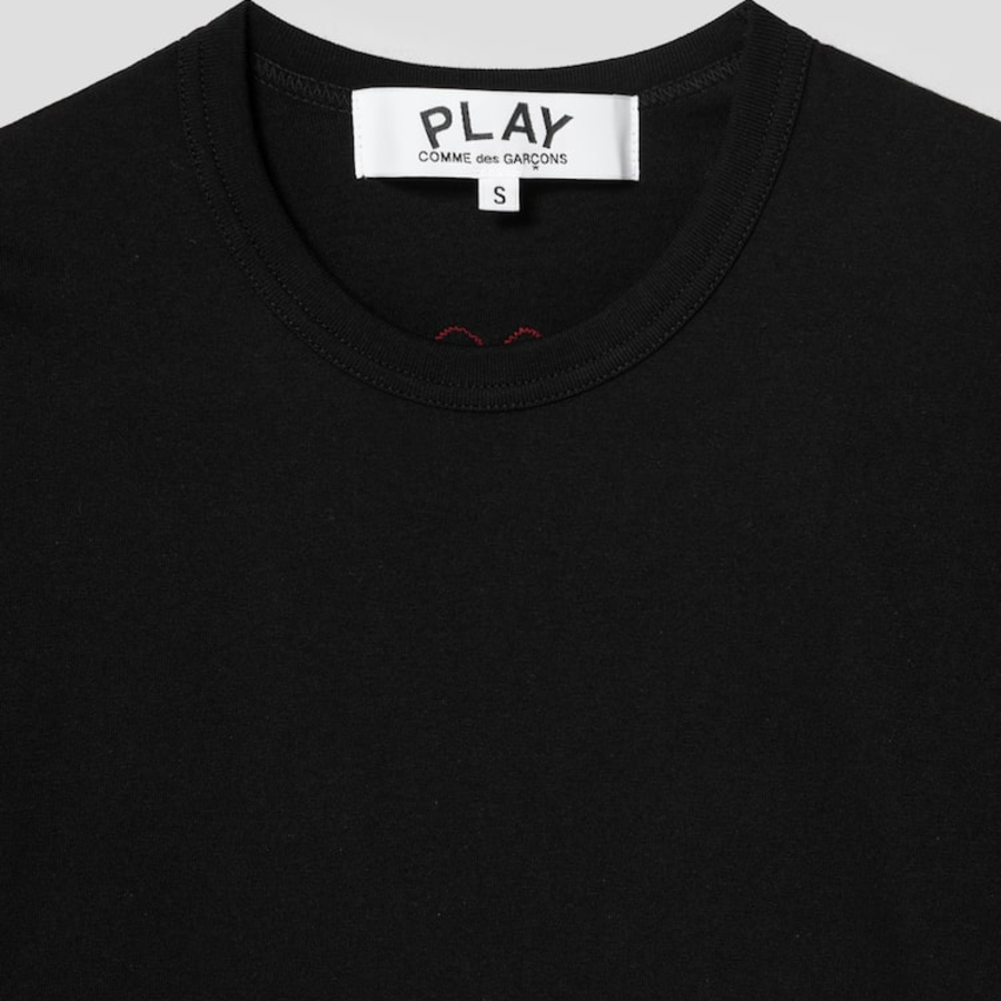 PLAY COMME des GARÇONS (Unisex) Red Heart Back Wappen T-Shirt – Black