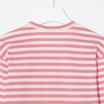 PLAY COMME des GARÇONS (Unisex) Red Heart Wappen Striped T-Shirt – Pink/White