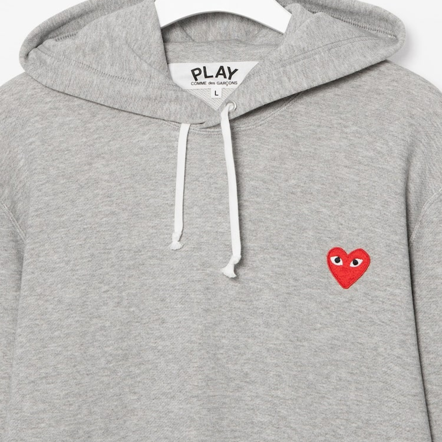PLAY COMME des GARÇONS Red Heart Wappen Hoodie – Grey