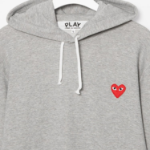 PLAY COMME des GARÇONS Red Heart Wappen Hoodie – Grey