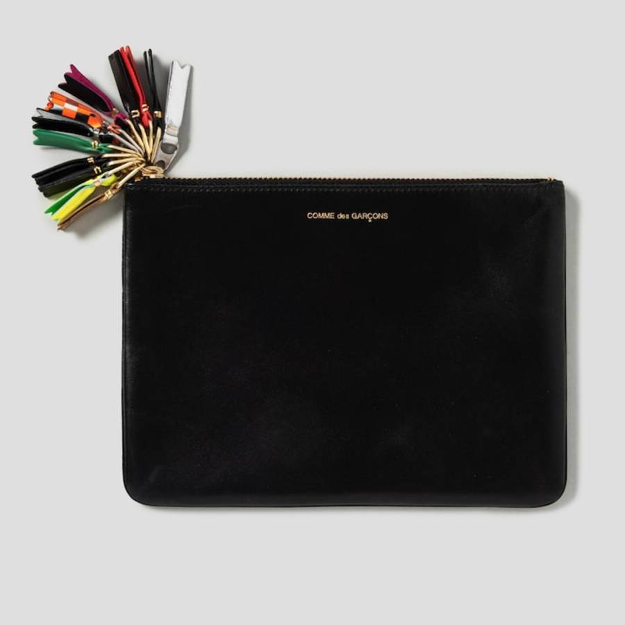 WALLET COMME DES GARCONS (Unisex) Zipper Pull Medium Pouch Wallet – Black