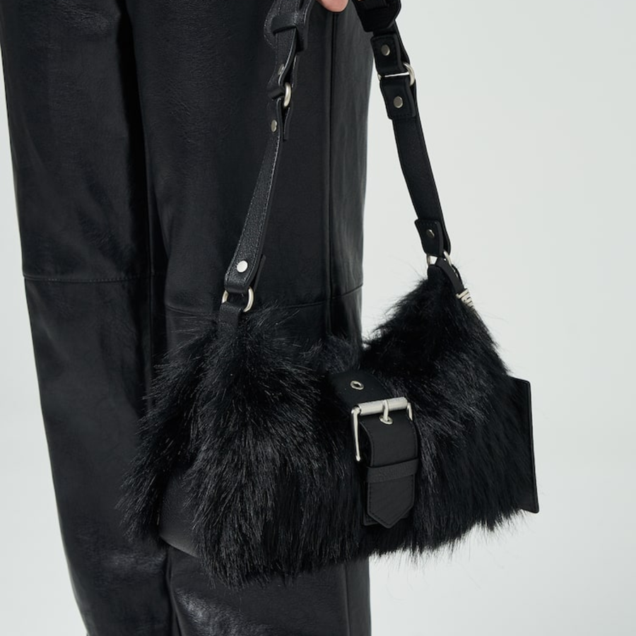 JUUN.J MONROE Faux Fur Shoulder Bag – Black