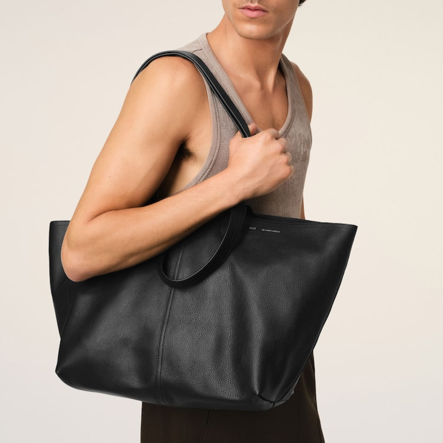ami (Unisex) Midi Tote Bag – Wool Gabardine Black
