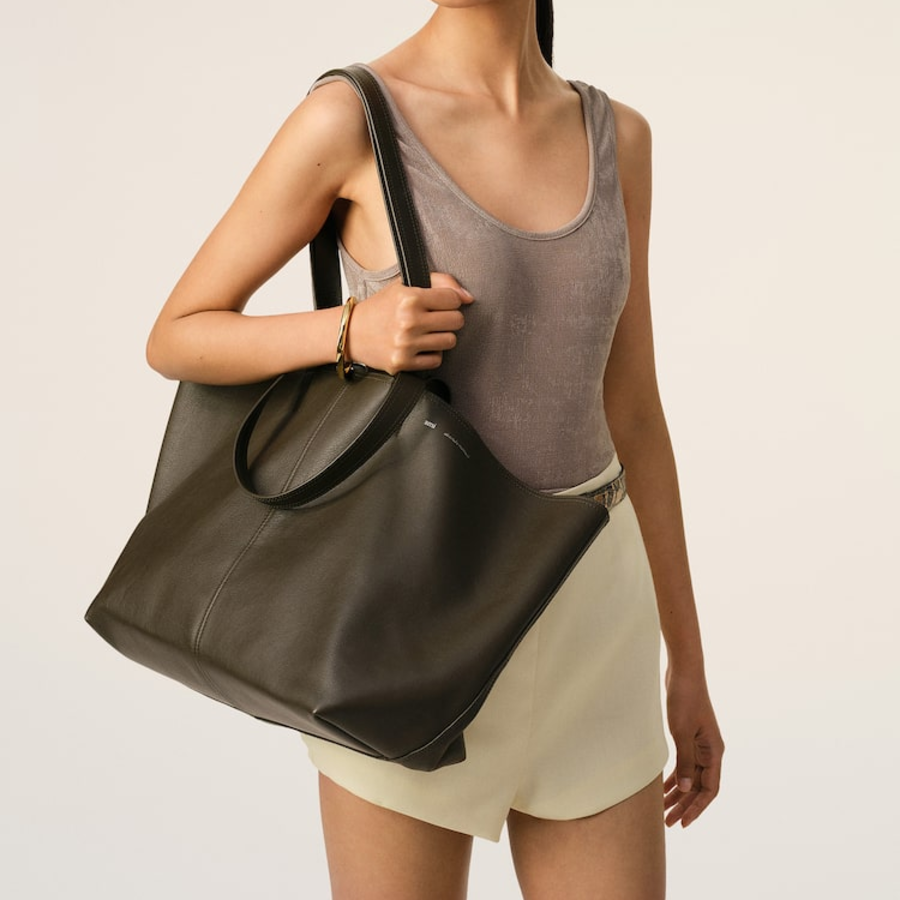 ami (Unisex) Midi Tote Bag – Olive