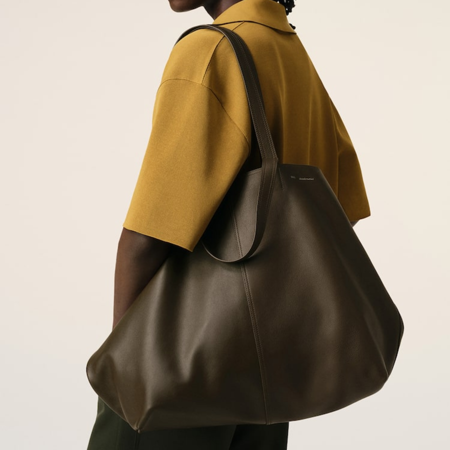 ami (Unisex) Midi Maxi Tote Bag – Olive