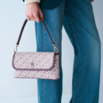 TOMMY HILFIGER [Official Headquarters] Mono Play Flap Crossbody Bag