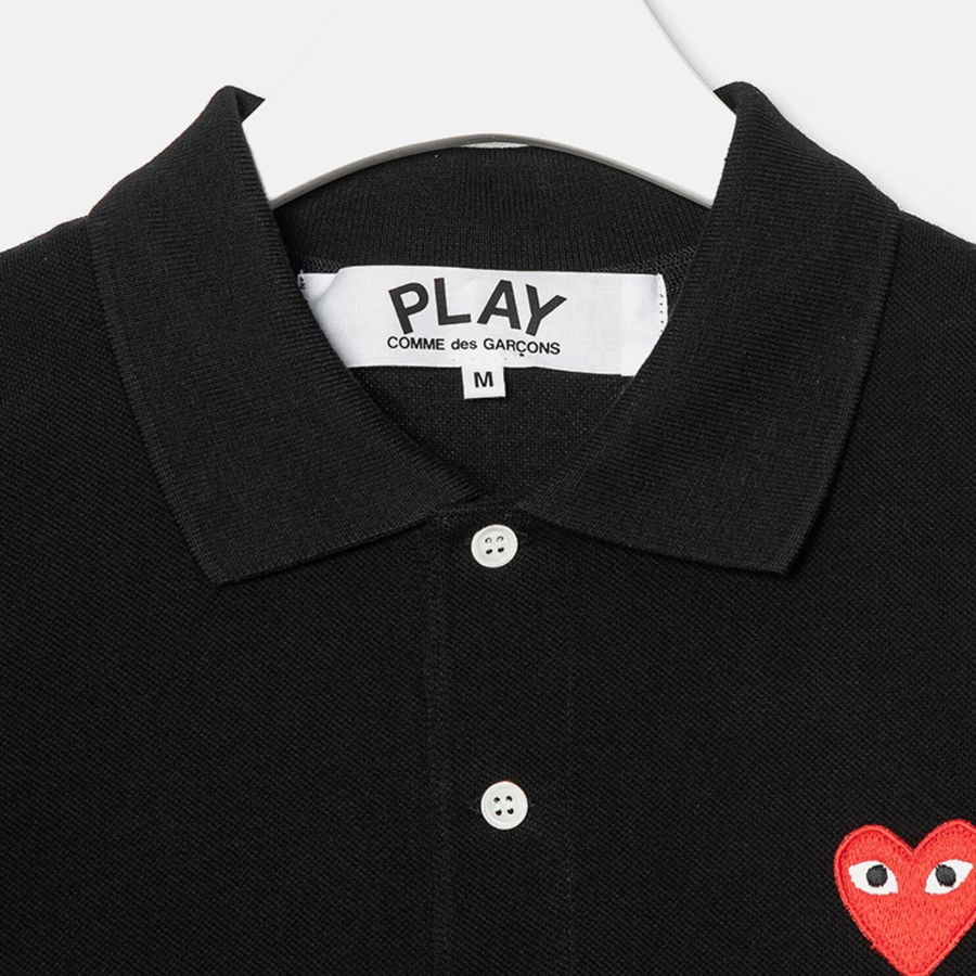 PLAY COMME DES GARCONS (Unisex) Red Heart Wappen Polo Shirt - Black