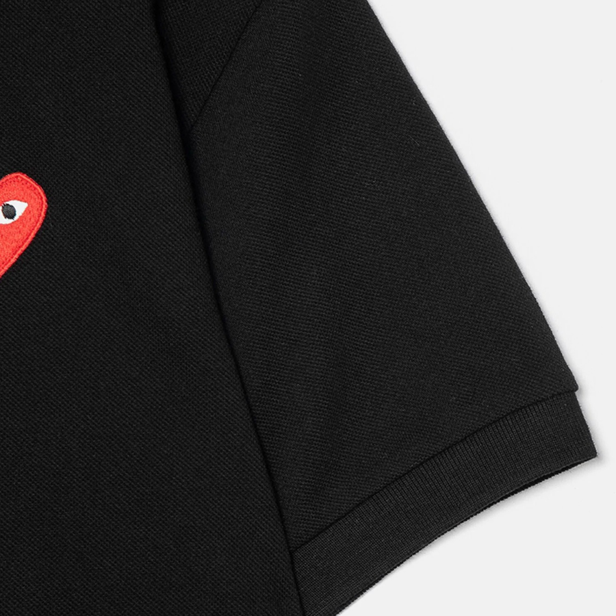 PLAY COMME DES GARCONS (Unisex) Red Heart Wappen Polo Shirt - Black