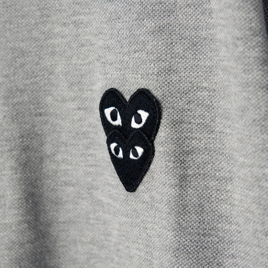 PLAY COMME DES GARCONS (Unisex) Double Black Heart Wappen Polo Shirt - Grey