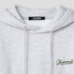 JACQUEMUS (Men) Le Hoodie Corto - Uni Club Grey